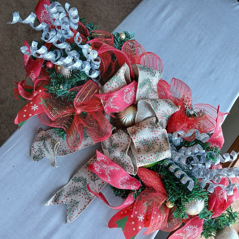 VTG Winter Holiday Swag Wreath Christmas Decor faux evergreen red gold ribbon - Picture 2 of 12